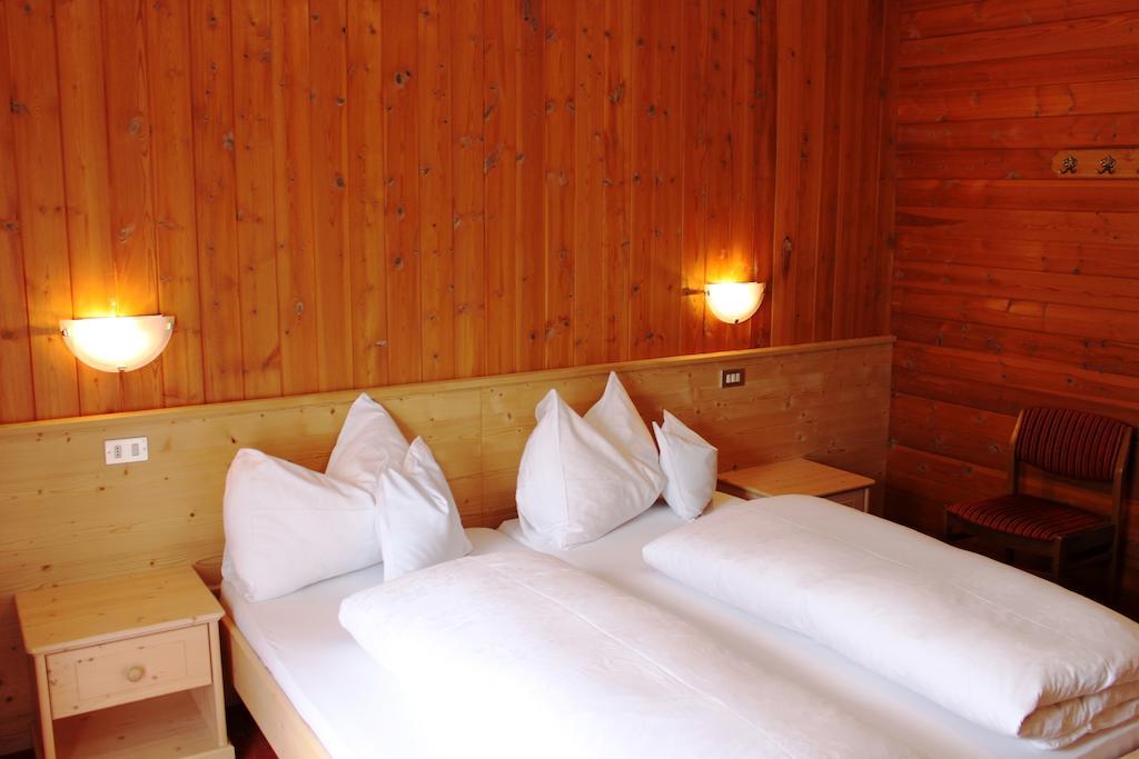 Albergo Alisander Corvara In Badia Habitación foto